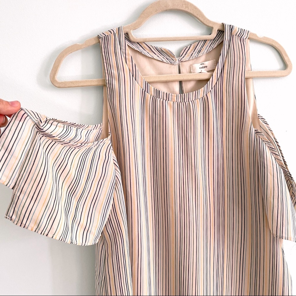 Entro Dress with Vintage Vibe Open Shoulder and Island Floral Detail at the Hem - Picture 4 of 10